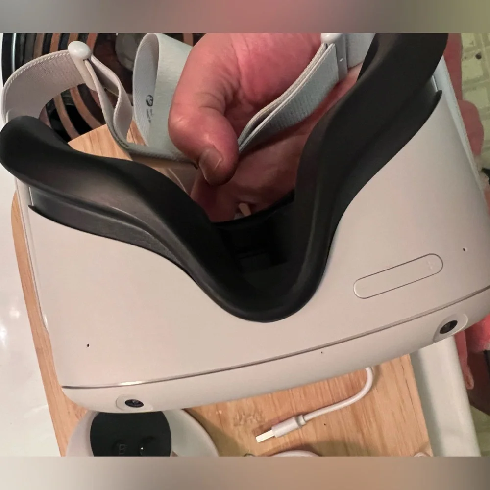 OCULUS QUEST 2 (256GB) LIKE NEW WITH BOX AND EVERYTHING INCLUDED FAST SHIPPING